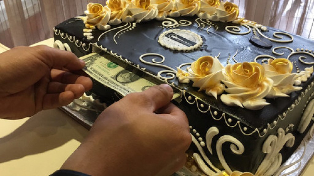 
			CÙNG XEM những mẫu bánh sinh nhật Rút Ra Tiền Tạo Sự Bất Ngờ
		