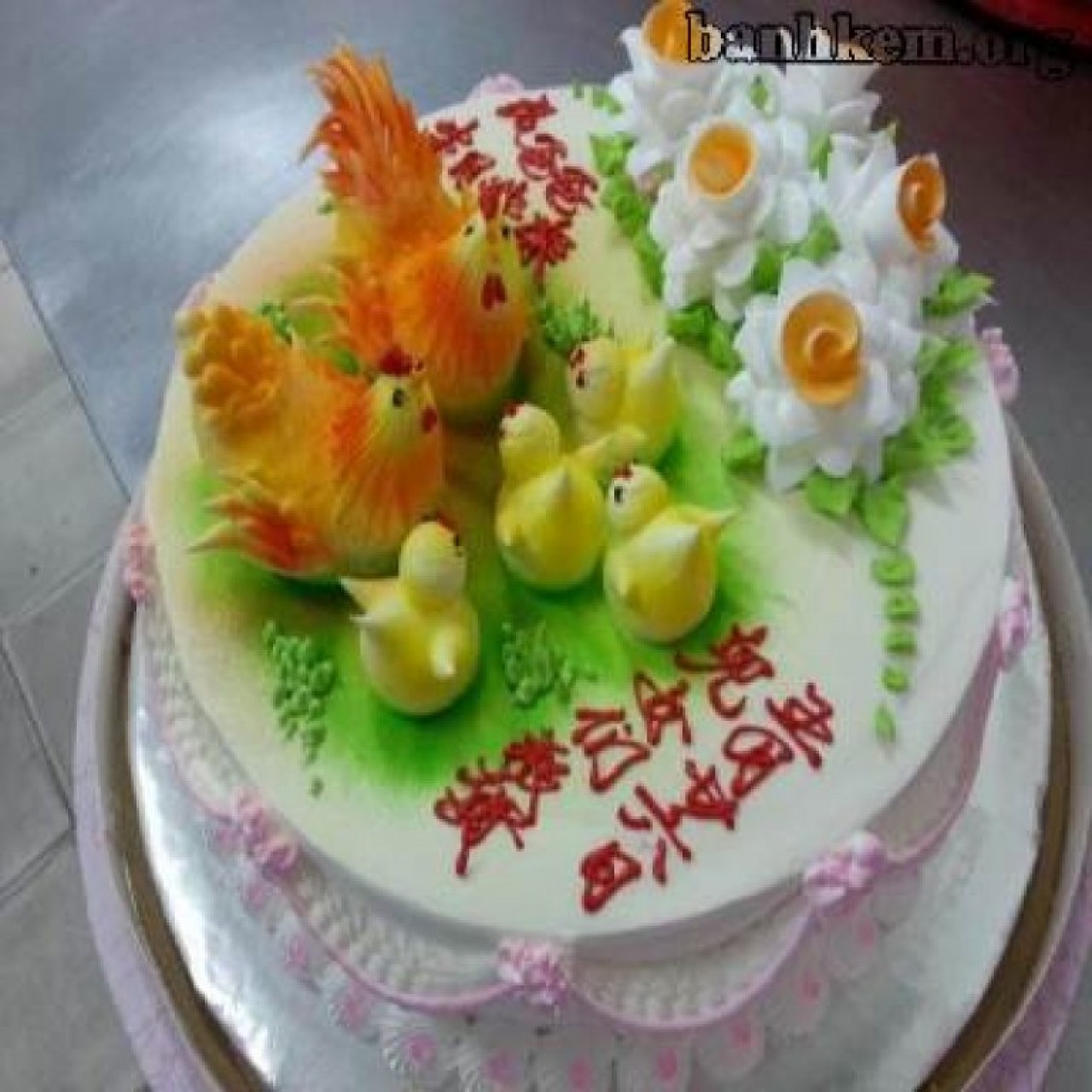Bánh sinh nhật tạo hình con gà tuổi dậu và tiền đô viền hoa hồng độc đáo |  Bánh Kem Ngộ Nghĩnh